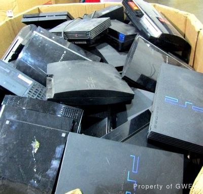 Отдают скопом: На продажу выставили больше 400 кг консолей PlayStation