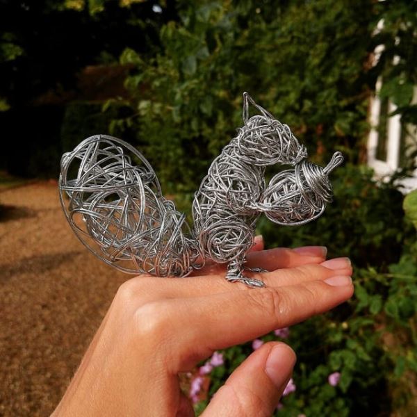 Скульптуры животных из оцинкованной металлической проволоки (25 фото)