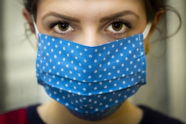 В Петербурге за сутки выявили 3056 новых случаев заражения коронавирусом