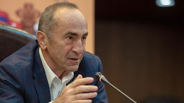<br />
Экс-президент Армении заподозрил главу НКР в предательстве<br />
