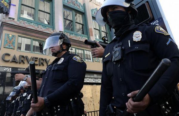 <br />
В США вспыхнули протесты после того, как полицейский протаранил толпу<br />
