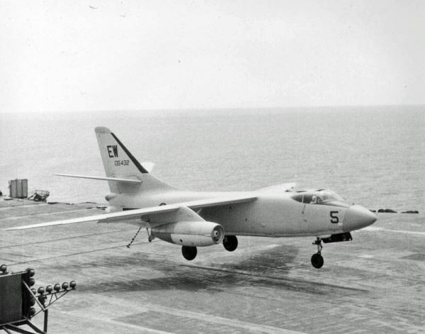 Самый тяжелый и долгоживущий: палубный бомбардировщик Douglas A3D Skywarrior и его модификации