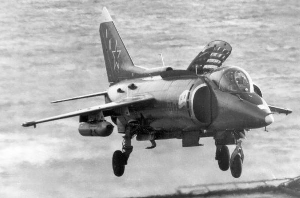 Авианесущие крейсера и Як-38: ретроспективный анализ и уроки