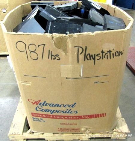 Отдают скопом: На продажу выставили больше 400 кг консолей PlayStation