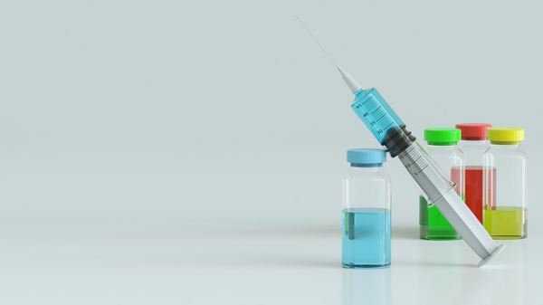 Сотрудники Роспотребнадзора Петербурга испытывают на себе вакцину «ЭпиВакКорона»